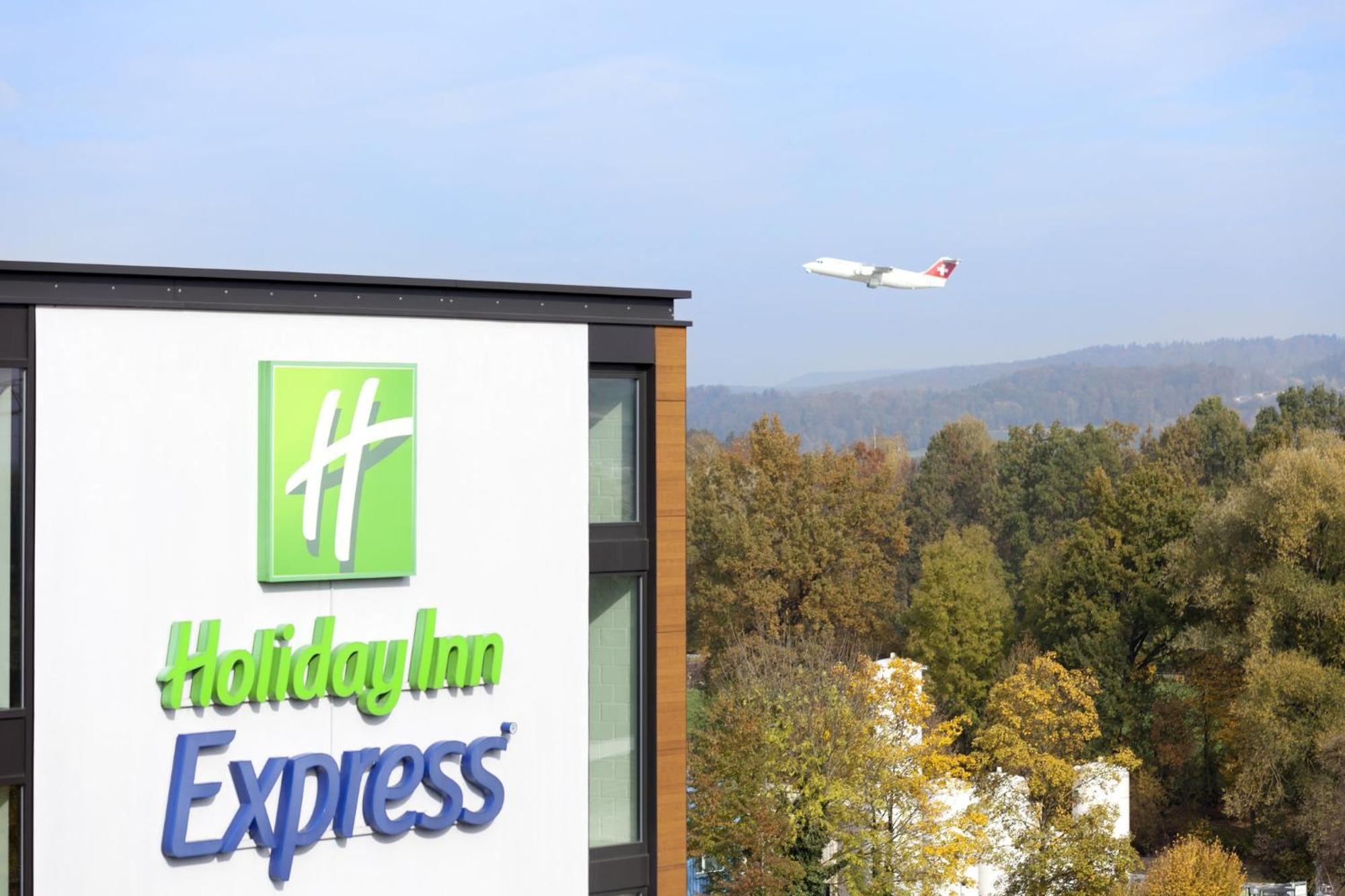 Holiday Inn Express Zurich Airport, An Ihg Hotel Rumlang Exterior photo